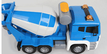 太惨!上海一辆搅拌车把小轿车压成"纸片" 车内2人身亡