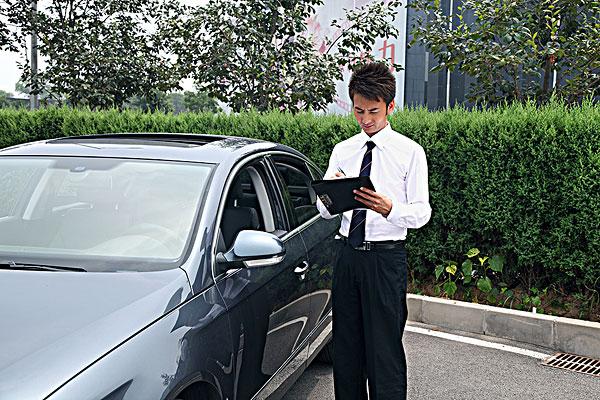 东方年轻男汽车销售员