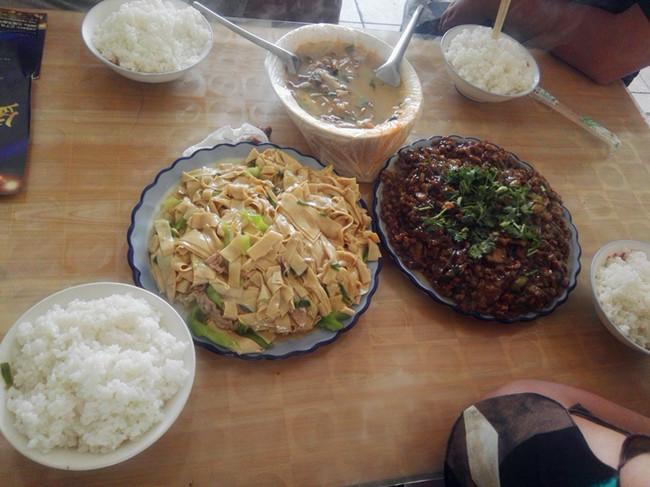 这张图片上是在一个高速服务区饭店里有一对母女正在一起吃饭.