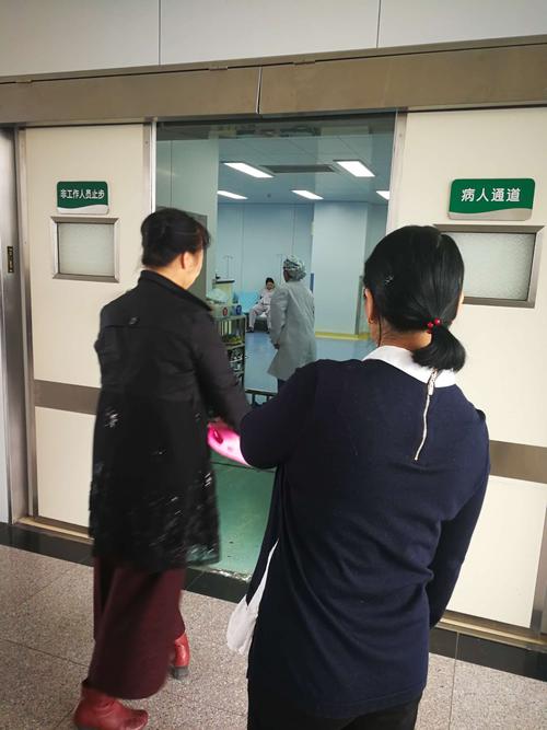 亲人们在产房外焦急地徘徊,等待.