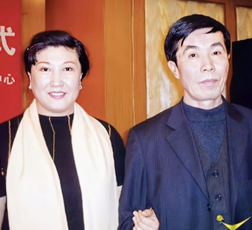现在的何庆魁已经74岁了,他和儿子生活在一起,小日子也算悠哉.