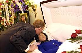 一个在美国出生的华人,一位风姿卓越的年轻女性,竟然选择了这样一个