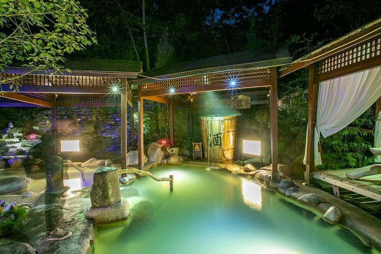 腾冲热海:空气中弥漫着的是硫磺味道,水里散发的是地球的热量