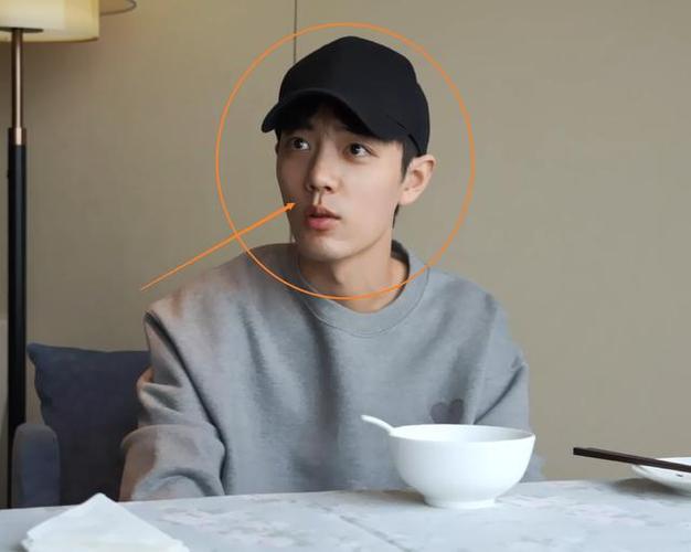 肖战不化妆就去晚会彩排没有了妆容修饰素颜状态让人看直眼