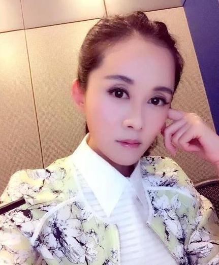 央视女主播李蕊晒性感照胸前春光乍泄