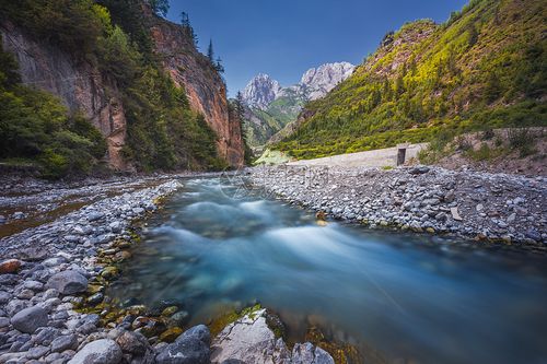 山谷溪流