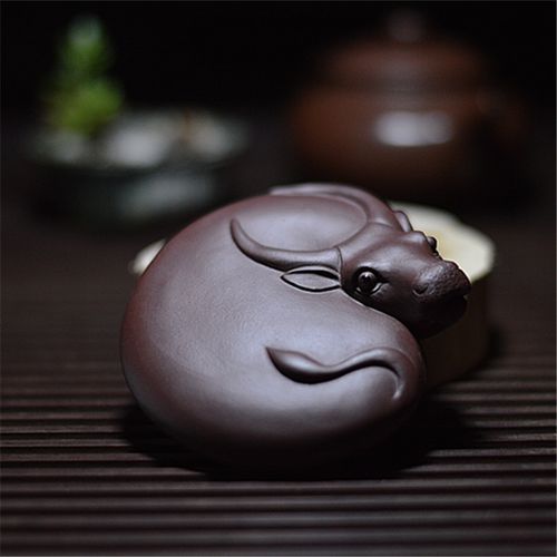 宜兴紫砂牛茶宠雕塑茶盘摆件精品名家纯手工牛壶托精品招财牛盖托