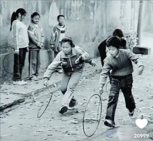大家还记得小时候玩过的铁环吗?五零六零后应该是都玩过!