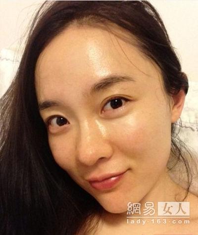 霍思燕皮肤有点油,还是很细嫩的.