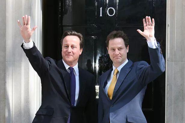 图右为尼克·克莱格(nick clegg),曾在2010年领导自民党与大卫