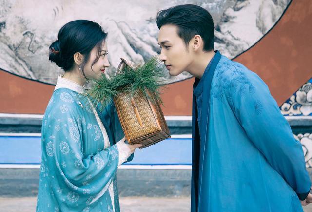 张彬彬景甜合体录综艺,不只上演仰卧起坐吻,玩游戏还抱得紧紧的