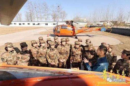 图为首批中国陆航女机务学兵走进陆航学院技术兵训练大队,开始为期
