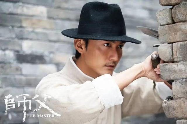 《误杀2》正在热映,青年演员宋洋在片中扮演心脏外科主任达马医生,他