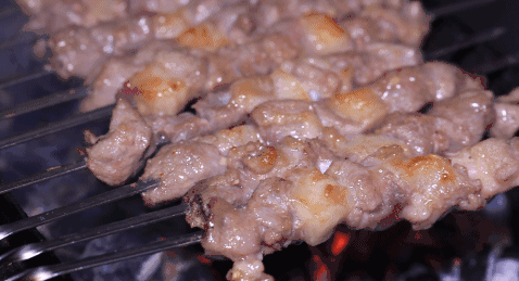 烤羊肉串之前,羊肉是否要腌制一下?有的说要腌制,有的