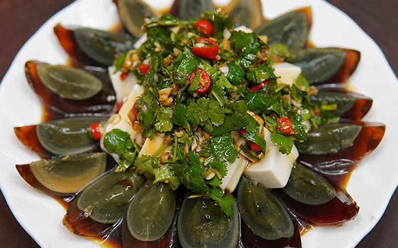 凉拌皮蛋豆腐的家常做法,调凉拌汁有技巧,学会了能做各种凉拌菜