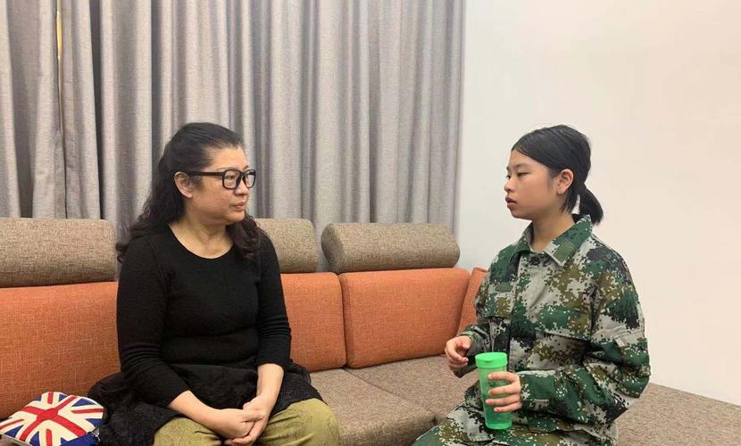 陈明明老师正在给学生进行心理辅导