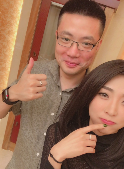 lol大司马酒后和女粉合影小脸泛红,网友:马老师是喝多