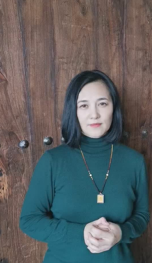 王菁华就算老了脸蛋也没啥变化,虽然浓妆与淡妆有差距