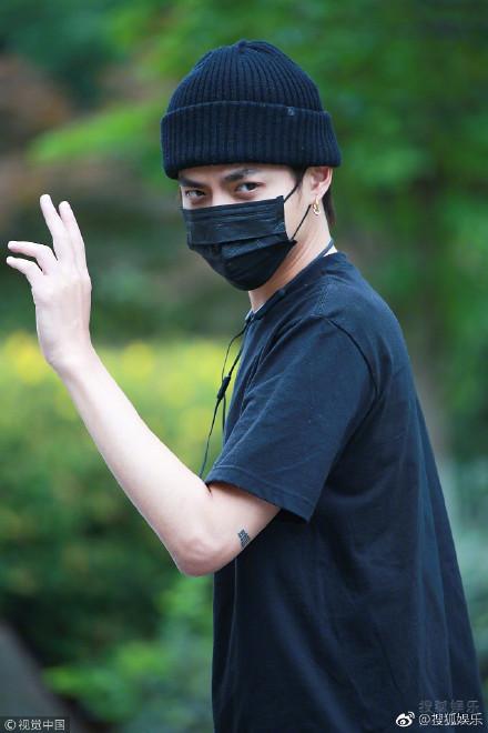【#吴亦凡# 戴口罩现身街头 对镜头比心卖萌】6月10日,吴亦凡戴着黑色