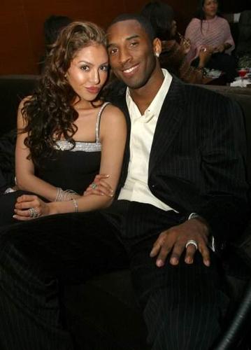 科比正式进入名人堂!瓦妮莎惊艳亮相动情演讲,牵手乔丹引发热议?