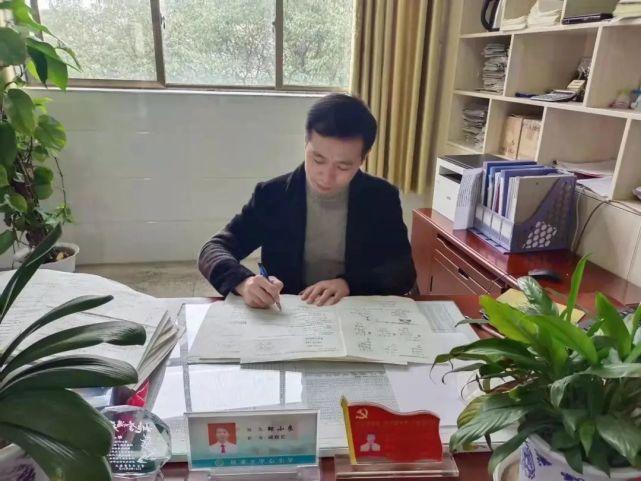 新干这位老师扎根农村十余载,只为