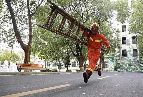 共青城市消防救援大队消防员训练剪影(图)