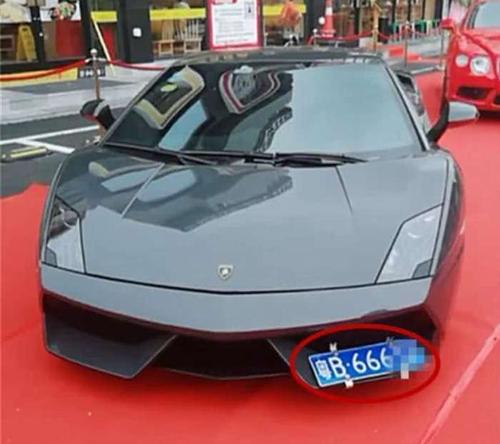 百万豪车挂上车牌后非常丑, 网友: 这就是我不想买兰博基尼的原因