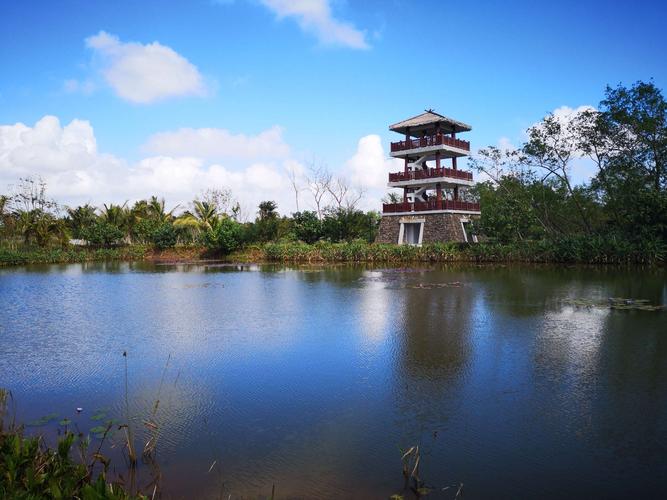面向广阔的沙美内海,又为九曲江和龙滚河所环绕,位于海南琼海市博鳌镇