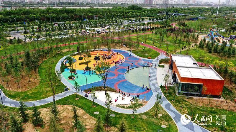 健身,                   据了解,洛阳文博体育公园位于洛龙区,东起