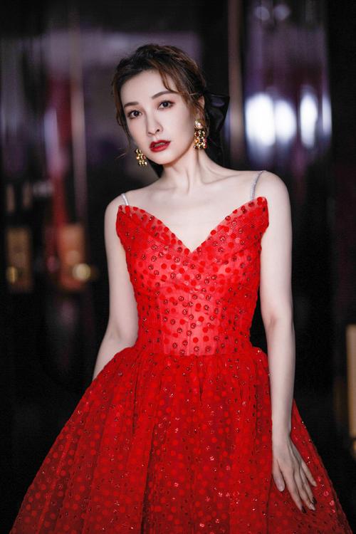 吴昕v领红裙造型,配彩色宝石耳饰超有范儿