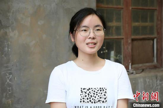 欲带奶奶上学的江西女孩收到湖南大学录取通知