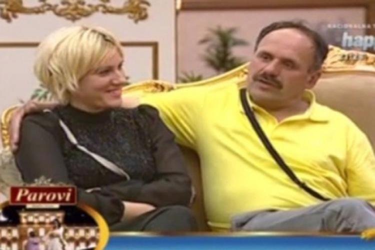 po telefonskim pozivima,mejlovima koje dobijamo, a videli smo i