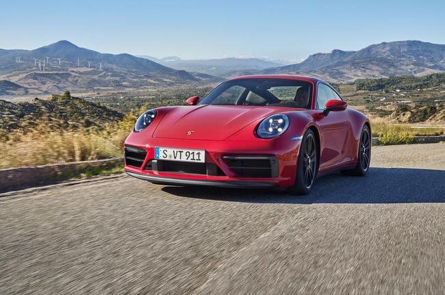 新款保时捷911 gts 的到来填补了carrera s和全口径 gt3之间的空白