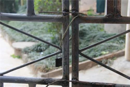 小区封闭焊死铁门