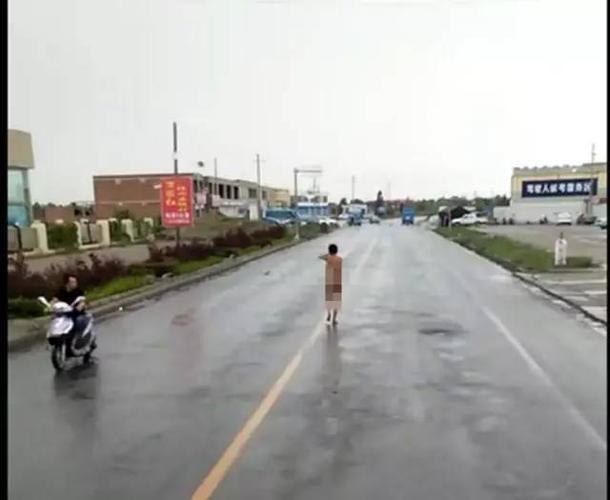 据附近的网友介绍,这名小伙看起来还比较正常,不知什么原因裸奔,由于