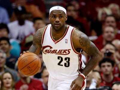 那一年的最佳新秀最终是给到了詹姆斯,但同时也有很多人在为安东尼抱