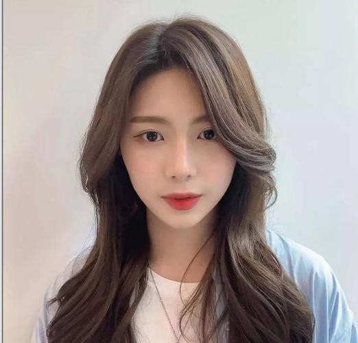 "鱼尾烫"齐肩的长发选择发尾卷也很好看,不浮夸,是造型感和时尚感都很