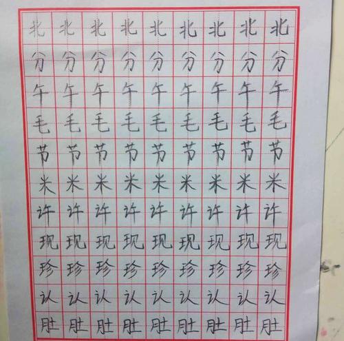一年级小学生暑假练字差别大,老师叹息:开学后又将是