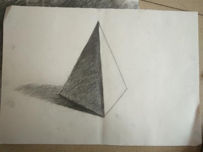 第三张素描,长方体画完后的三棱锥. 第四张,长方体后的六棱柱.