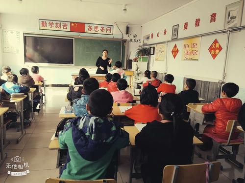 接下来付海清老师执教的《长方形和正方形的周长》,付老师通过龟兔