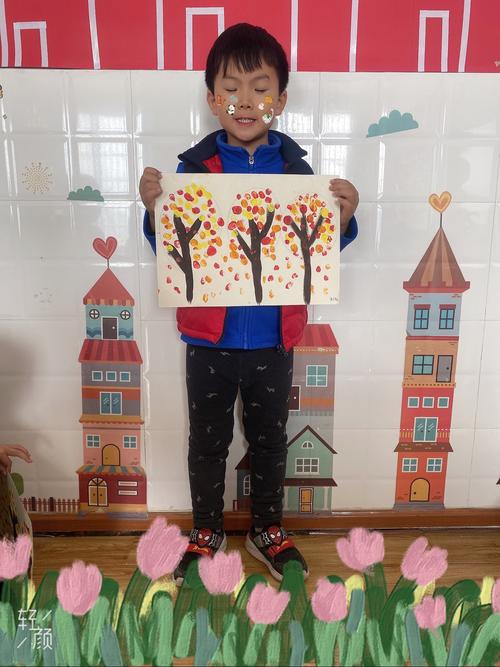 美术作品——手指画《秋天的大树》