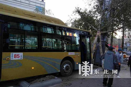 10分许,在哈尔滨市道里区爱建北路与上海街交叉路口附近,一辆85路公交