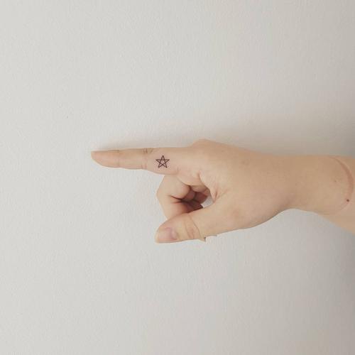 北京五芳园卖镜子的任小姐手指简单线条星星纹身图案