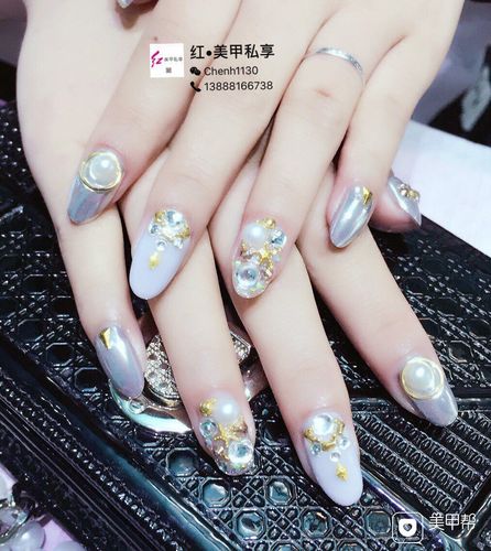 尖形日式银色灰色镜面珍珠满钻美甲图片