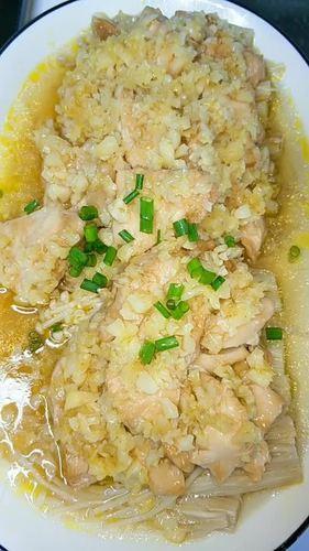 蒜蓉金针菇蒸鸡胸肉,鲜嫩无比美味好吃,吃过几次就会上瘾哦