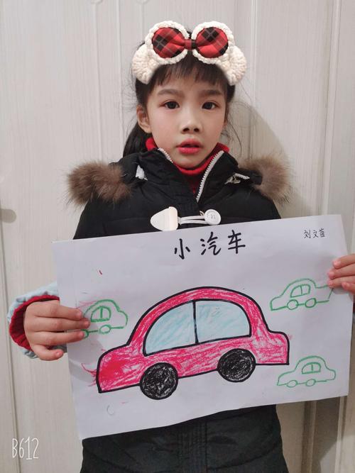 请欣赏朵朵中班的美术作品《小汽车》