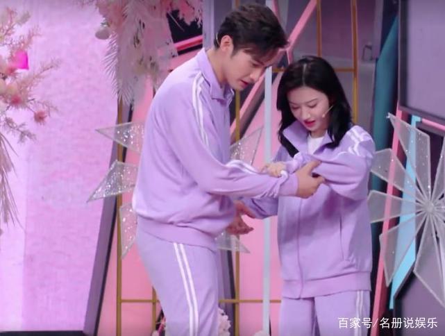 景甜差点摔倒张彬彬立马去扶手放的位置引热议甜到嘉宾捂眼