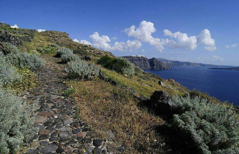 说实话,路上荒凉的景色让我们很失望,远远看到的海也不怎么样,我很