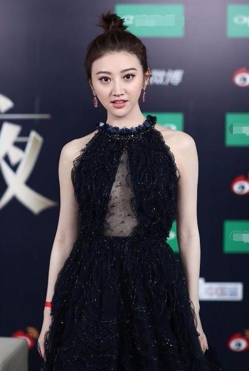 景甜真会穿薄纱倒v连衣裙亮相活动真好看