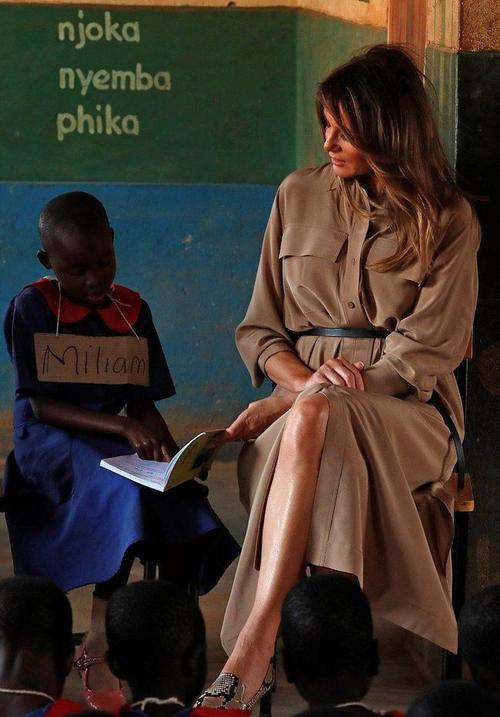 梅拉尼娅不愧是特朗普的夫人风吹起裙摆也不慌真挺淡定的